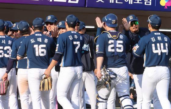 최근 연승 행진으로 4위로 도약한 NC 이호준 감독과 선수들. 연합뉴스