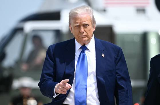 도널드 트럼프 미국 대통령이 12일(현지시간) 메릴랜드주 앤드루스 합동 기지에서 에어포스 원으로 걸어가면서 손짓을 하고 있다. AFP=연합뉴스