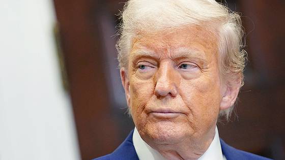 도널드 트럼프 미국 대통령이 12일(현지시간) 미국 워싱턴 백악관에서 열린 기자회견에서 참석해 기자들의 질문을 듣고 있다. 로이터=연합뉴스