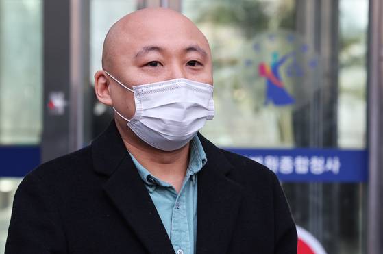 웹툰작가 주호민이 지난해 2월 1일 오전 경기 수원시 영통구 수원지방법원에서 취재진의 질문에 답하고 있다. 뉴스1