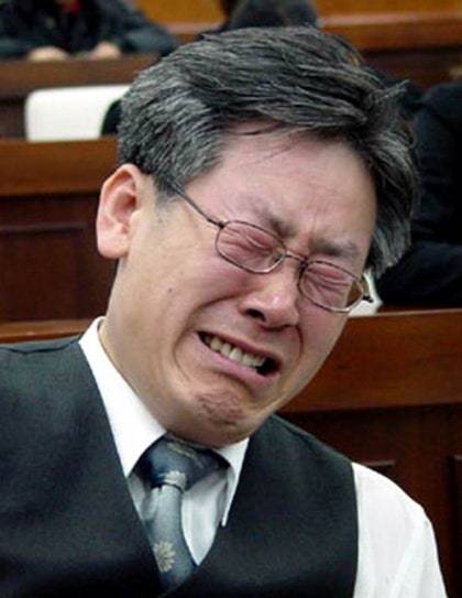 이재명 더불어민주당 대선 후보가 2004년 3월 약 1년간 2만여명의 서명과 지장을 받아 주민발의한 성남시립병원 설립 조례안이 성남시의회에서 무기한 심사 보류되자 울음을 터뜨리고 있다. 사진 이재명 블로그