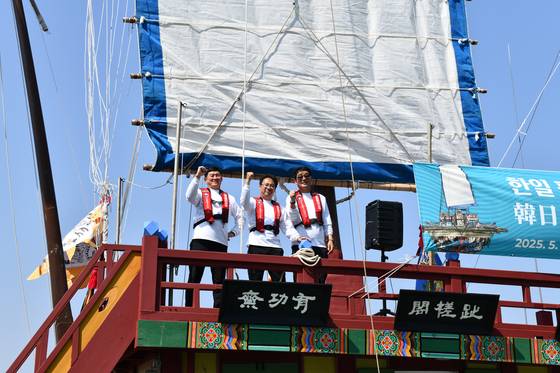 13일 일본 오사카항 ATC 부두에 정박한 조선통신사선 재현선에서 국립해양연구소의 김성원 선장, 홍순재 학예사, 강원춘 학예사(왼쪽부터)가 나란히 포즈를 취했다. 이들은 연구소의 전통선박 재현 사업에 따라 이 선박을 제작하고 2023년부터 재현선의 일본 항해를 지속해왔다. 사진 국가유산청