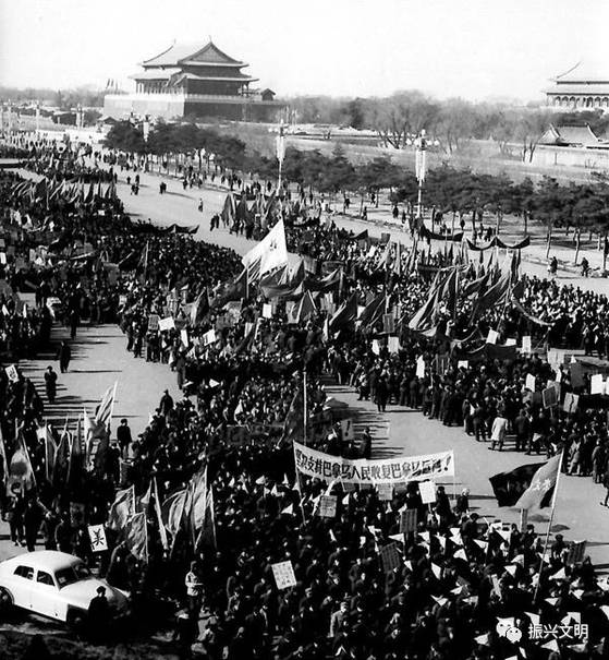 1964년 1월 16일 베이징 천안문 광장에서 시민들이 파나마의 반미 투쟁을 지지하는 대규모 군중 시위가 펼쳐졌다. 당시 마오쩌둥의 파나마 지지 기고문이 인민일보에 실리자 전국적으로 1600만명이 동원돼 파나마 지지 시위가 펼쳐졌다. 웨이신 캡처