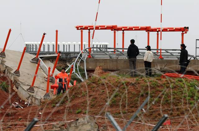 ▲ 지난달 22일 전남 무안국제공항에서 제주항공 여객기 사고 원인을 조사 중인 항공철도사고조사위원회(항철위) 관계자들이 방위각 시설(로컬라이저) 현장 조사하고 있다. 연합뉴스