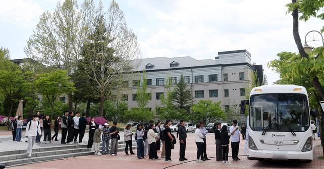 ▲ 지난 7일 강원 춘천시 강원대학교에서 SK텔레콤 찾아가는 서비스 버스가 유심 교체 서비스를 제공하자 학생 및 시민들이 줄지어 기다리고 있다. 연합뉴스