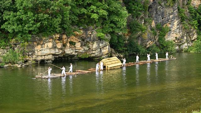 ▲ 정선아리랑문화재단은 17일 서울 한강공원 물빛무대 일원에서 열리는 ‘정선아리랑 in Seoul’행사에서 뗏목 시연을 갖는다. 사진은 아우라지에서 뗏목시연 장면.