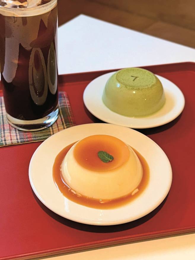 평정의 대표 메뉴인 커스터드푸딩(아래)과 말차푸딩(위). 사진=박소윤