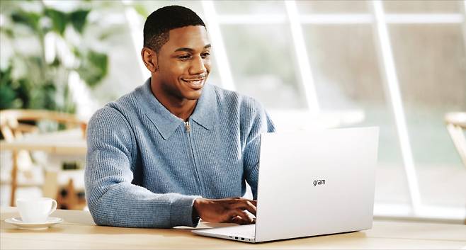 올해 AMD 최신작인 라이젠 ‘AI 300’ 시리즈를 탑재한 그램 AI로 업무를 처리하는 모습. 라이젠 AI 300 시리즈는 NPU 50 TOPS로 동급 최고 수준의 AI 처리 속도를 자랑한다. /LG전자 제공