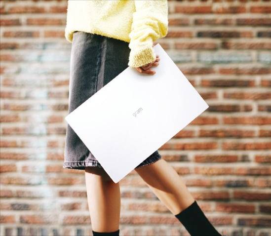 LG 그램 AI 신제품을 한 손으로 가볍게 들고 가는 모습. 이번 신모델은 뛰어난 AI 성능과 15.6인치 대화면에도 무게는 1290g으로 가벼워 휴대성이 우수하다는 평가를 받는다. /LG전자 제공