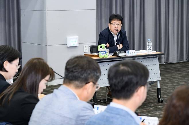 수원특례시는 시청 중회의실에서 김현수(맨앞 단상) 제1부시장 주재로 '2025 수원 ITS 아태총회 제2차 수원시 실무지원단 지원계획 보고회'를 열어 분야별 지원 계획과 현황을 점검했다고 13일 밝혔다. 수원특례시 제공