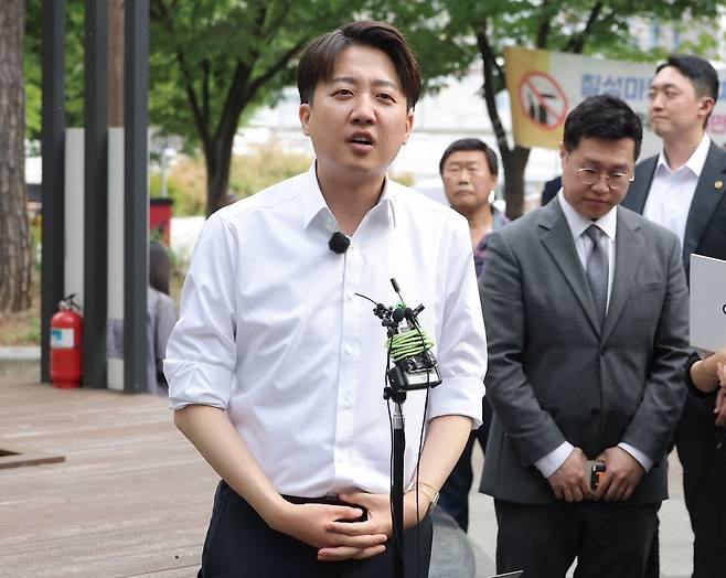 이준석 개혁신당 대선 후보가 13일 대구 칠성시장 앞에서 취재진 질문에 답하고 있다. 연합뉴스