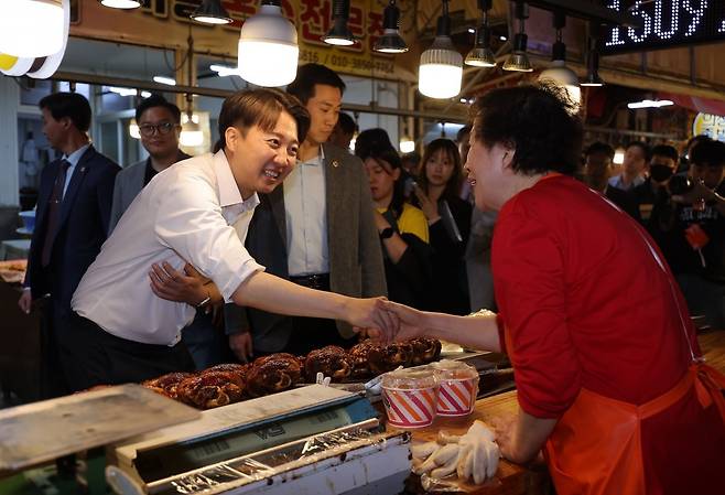 이준석 개혁신당 대선 후보가 13일 대구 칠성시장에서 상인들과 인사를 나누고 있다. 연합뉴스