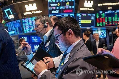 뉴욕증권거래소에서 딜러들이 매매에 집중하고 있다. 연합뉴스