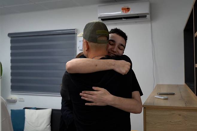 미국·이스라엘 이중국적인 에단 알렉산더(21세)가 12일(현지시간) 납치 584일만에 하마스에 의해 석방된 후 아버지와 재회하고 있다. UPI연합뉴스