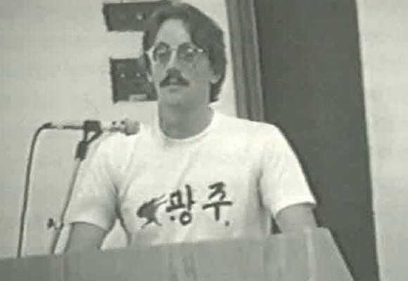 하버드대에서 연설을 하고 있는 돌린저. 저서 <나의 이름은 임대운> 갈무리. 영암군 제공