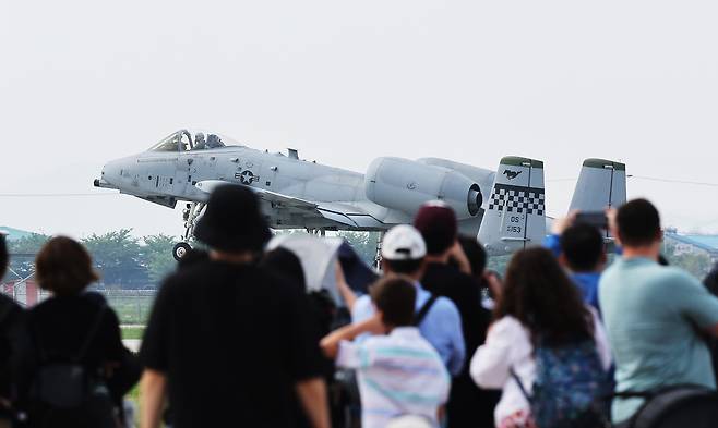 지난 11일 경기도 평택시 주한미공군 오산기지에서 열린 ‘오산 에어 파워 데이 2025’에서 A-10 공격기가 시범비행을 하고 있다. 연합뉴스