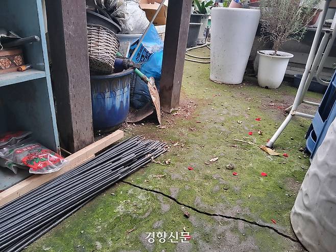 이숙영씨가 운영하는 서울 강동구의 꽃집 바닥이 13일 갈라진 채 틈이 벌어져 있다. 김태욱 기자