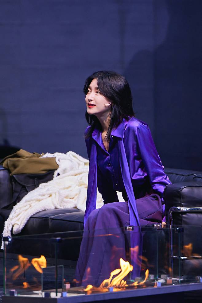 이영애가 연극 <헤다 가블러>에서 자기 정체성을 갈망하는 여성 헤다를 연기하고 있다. LG아트센터 제공