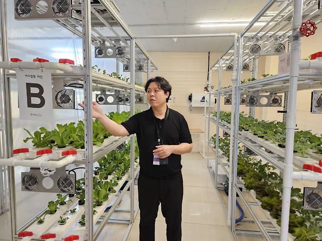 임현구 대전팜 둥구나무 대표가 13일 대전 도심의 빈 건물을 활용해 조성한 스마트팜 내 재배시설에 대해 설명하고 있다.
