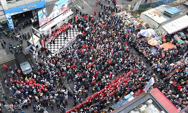 자갈치시장서 유세 김문수 국민의힘 대선 후보가 13일 부산 중구 자갈치시장에서 유세를 하며 시민들에게 인사하고 있다. 성동훈 기자 zenism@kyunghyang.com