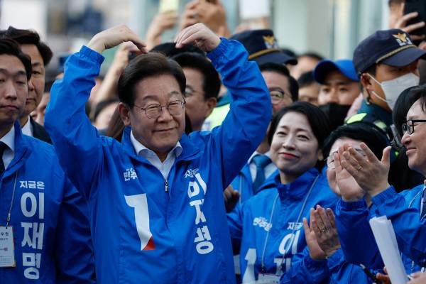 더불어민주당 이재명 대선 후보가 지난 12일 대전 시민들에게 인사하고 있다. 공동취재