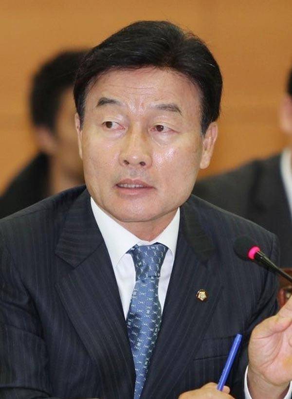 2008년 산업자원부 국정 감사장에서 질의 하고 있는 최철국 의원. 연합뉴스