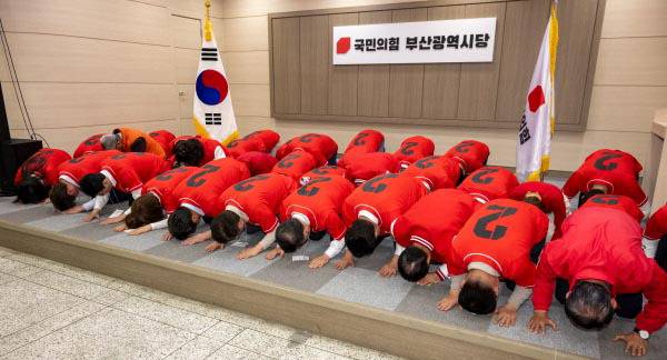 국민의힘 부산 국회의원들이 지난 12일 수영구 남천동 부산시당에서 21대 대통령 선거 부산선거대책위원회 회의를 개최한 뒤 큰 절을 올리고 있다. 이원준 기자 windstorm@kookje.co.kr