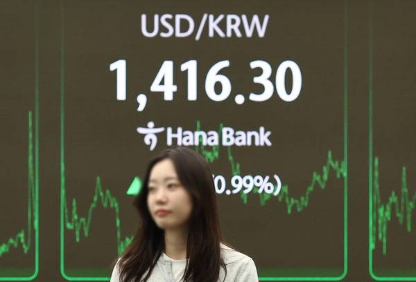 13일 원/달러 환율은 미국과 중국의 무역 협상 타결에 따른 강달러 흐름의 영향을 받아 1,410원 후반대로 급등했다. 원/달러 환율 15:30 기준 종가는 기준 13.6원 오른 1,416.0원이다. 이날 서울 하나은행 본점 딜링룸에서 딜러가 전광판 앞에 서 있다. 연합뉴스