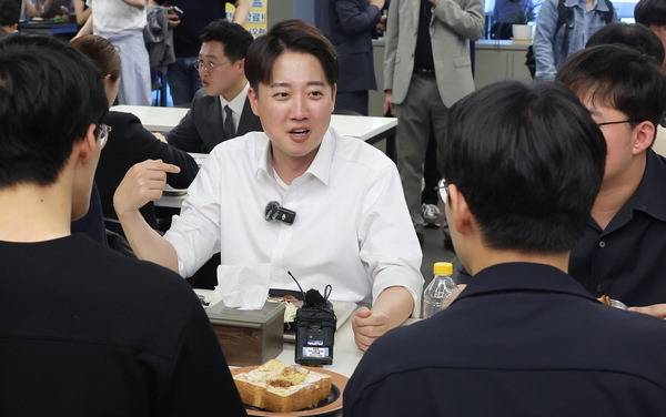 개혁신당 이준석 대선 후보가 13일 대구 경북대학교에서 ‘학식먹자 이준석’ 행사를 진행하면서 학생들과 이야기하고 있다. 연합뉴스