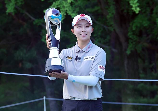 Kim Hyo-joo poses with the Aramco Korea Championship trophy at New Korea Country Club in Goyang, Gyeonggi, on May 11. [YONHAP]