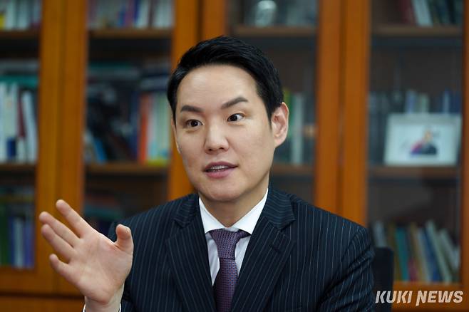 김한규 더불어민주당 의원이 지난달 28일 서울 영등포구 국회의원회관에서 쿠키뉴스와 인터뷰하고 있다. 유희태 기자