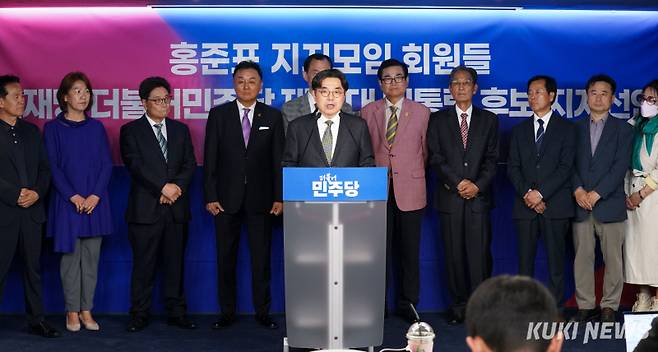 홍준표 지지모임(홍사모·홍사랑·국민통합찐홍·홍준표캠프SNS팀) 회원들이 13일 서울 영등포구 더불어민주당 중앙당사 당원존에서 이재명 민주당 대선 후보에 대한 지지를 선언하고 있다.