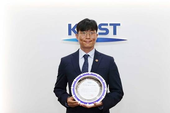 &nbsp;‘제21회 KAIST 조정훈 학술상’을 수상한 국방과학연구소 이연관 박사. KAIST