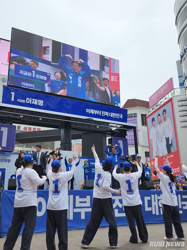 이재명 더불어민주당 대통령 후보가 13일 대구 중구 동성로에서 시민들에게 인사하고 있다. 권혜진 기자