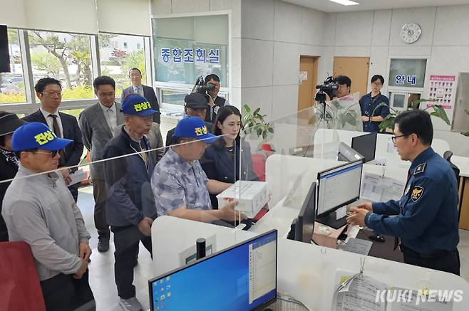 12·29제주항공참사 유가족과 광주지방변호사회 제주항공참사 법률지원단은 13일 국토부장관과 제주항공 대표이사, 공항 구조물 설치 관계자 등 총 15명을 전남경찰청에 고소했다. /신영삼 기자