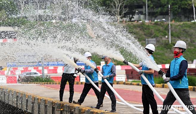 서울 강남구가 여름철 집중호우에 대비해 13일 오후 탄천 세월2교 일대에서 '2025년 풍수해 대비 실무자 교육 및 방재훈련'을 하고 있다.&nbsp;