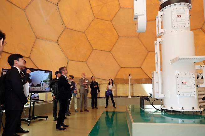 13일 한국수자원공사 위성센터를 견학하는 유럽연합 대사 대표단. 한국수자원공사
