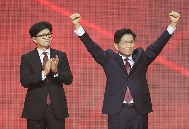 김문수 국민의힘 대선 후보(오른쪽)와 한동훈 전 국민의힘 대표가 지난 3일 경기 고양시 킨텍스에서 열린 국민의힘 전당대회에서 인사하고 있다. 연합뉴스