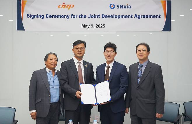 왼쪽부터 카쿠 타이이치(Kaku Taiichi) JBP 회장, 임홍석 JBP 및 제이비피코리아(JBPK) 대표이사, 양승윤 부산대 바이오소재과학과 교수, 이강오 에스엔비아 대표가 9일 부산지식산업센터에서 열린 광경화 의료기기 기술실시 및 공동개발 계약 체결식 후 기념촬영을 하고 있다. 부산대 제공