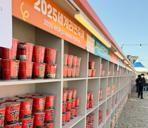 2025 세계라면축제에 진열된 라면. 엑스 캡처