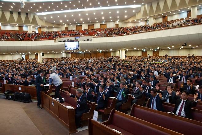 예장합동 '제62회 전국목사장로기도회' 참가자들이 13일 부산 수영로교회에서 두 손을 들고 기도하고 있다. 부산=정홍준 객원기자