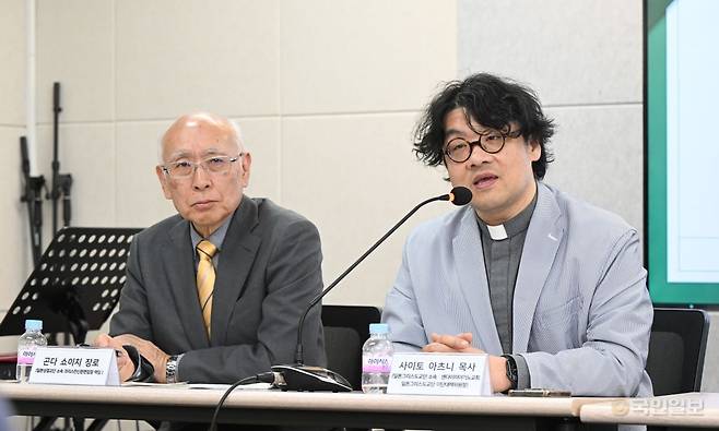 사이토 아츠니(오른쪽) 센다이미야기노교회 목사가 이날 기자회견에서 일본에서 불거진 통일교 문제에 관해 이야기하고 있다. 아래 사진은 고이즈미 하지메(가운데) 센다이구니미교회 목사가 발언하는 모습. 신석현 포토그래퍼