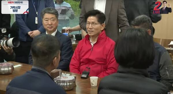 ▲김문수 국민의힘 대선후보가 12일 서울 송파구 가락시장 식당에서 배현진 의원을 지목해 미스가락시장 홍보대사로 임명하는 게 어떠냐고 제안하고 있다. 사진=국민의힘TV 영상 갈무리