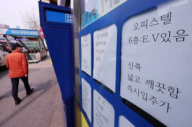 2일 서울 시내 한 공인중개업체에 오피스텔 임대 관련 정보지가 게시돼 있다. 2025.4.2 [사진 = 연합뉴스]