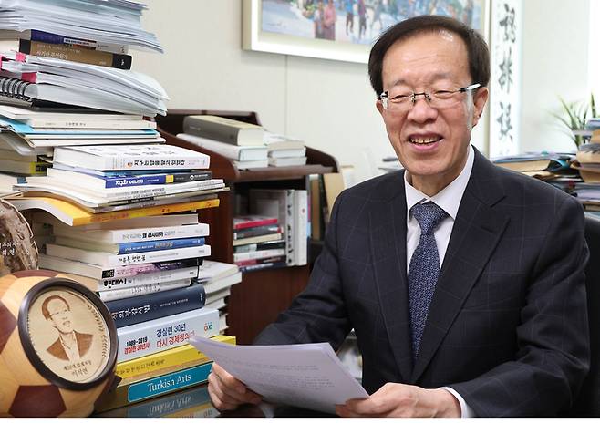 이석연 더불어민주당 공동선대위원장은 지난 8일 서울 강남 사무실에서 진행된 매일경제와 인터뷰에서 “이재명 후보의 경제 정책은 헌법에 기반한 시장경제를 지향할 것”이라며 “고소득자 등을 겨냥한 징벌적 과세는 시장의 도전정신을 저해하는 정책”이라고 강조했다. [이충우 기자]