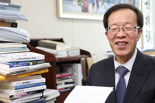 이석연 더불어민주당 공동선대위원장은 지난 8일 서울 강남 사무실에서 진행된 매일경제와 인터뷰하고 있다. [이충우 기자]