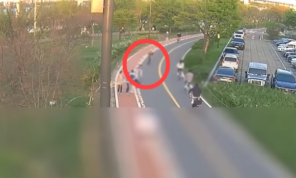 자전거를 타고 주행 중이던 10대가 보행로에서 튀어나온 여성과 부딪히기 직전 모습. [사진 = 한문철TV 유튜브]