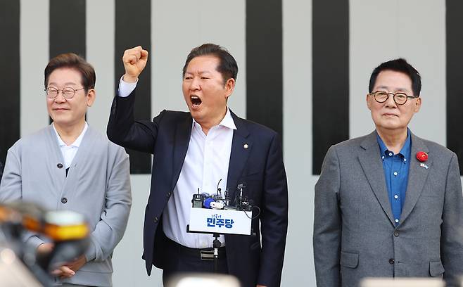 더불어민주당 정청래 의원이 지난 11일 전남 해남군 해남읍 군민광장에서 열린 더불어민주당 이재명 대선 후보 골목골목 경청투어에서 이 후보 지지발언을 하고 있다. [사진 출처 = 연합뉴스]