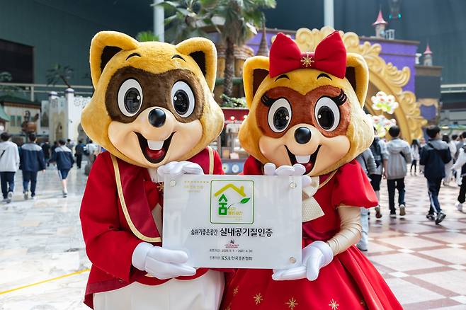 롯데월드 어드벤처가 레저 업계 최초로 8회 연속 실내공기질 인증을 획득했다.  / 사진=롯데월드 어드벤처