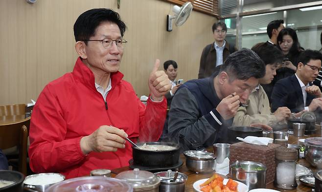 김문수 국민의힘 대선 후보가 12일 오전 서울 송파구 가락시장을 찾아 상인들과 순대국밥을 먹으며 대화하고 있다. [사진 출처 = 연합뉴스]
